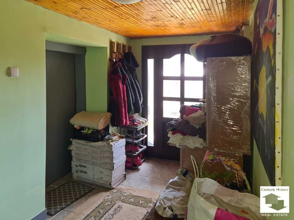 175065 Реновирана къща с голям двор и панорамна гледка в село Буря