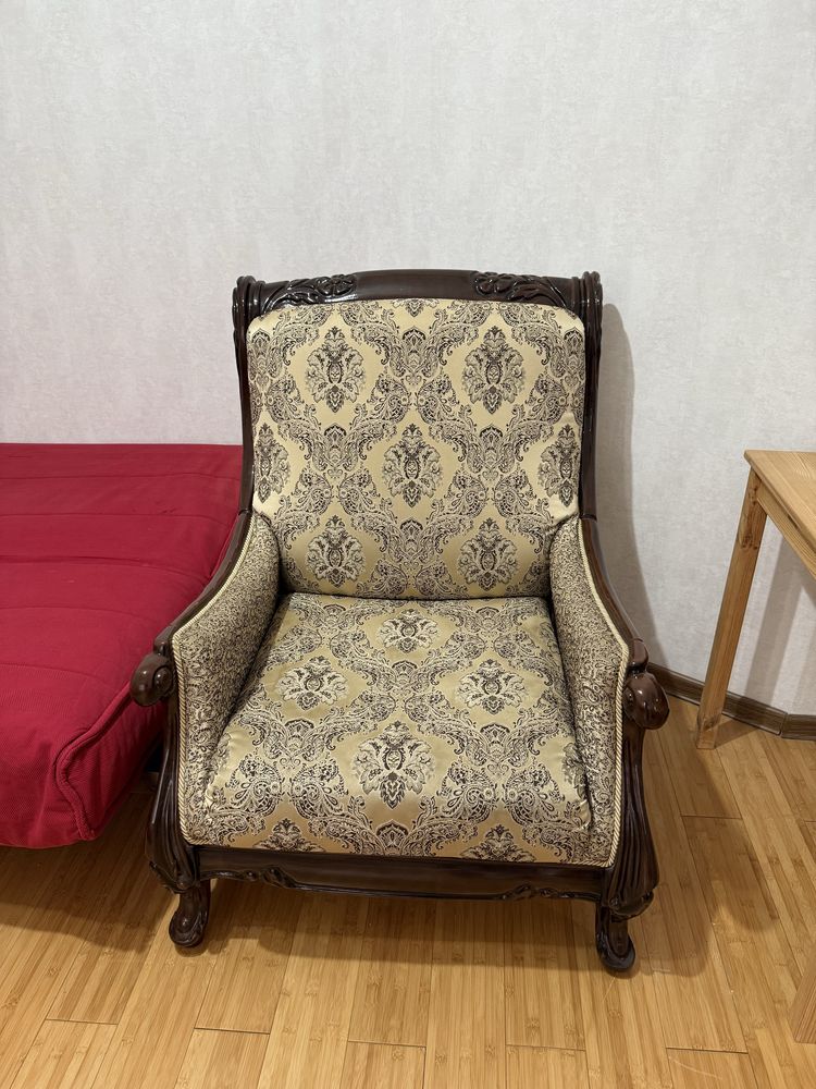 Продам диван с 2 креслами