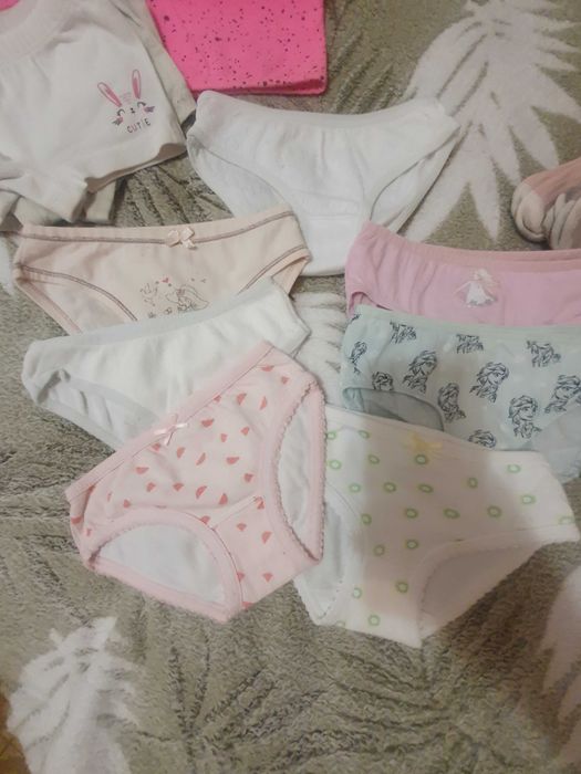 Пакет одежды на девочку 2-3 года , трусики, боди,платья