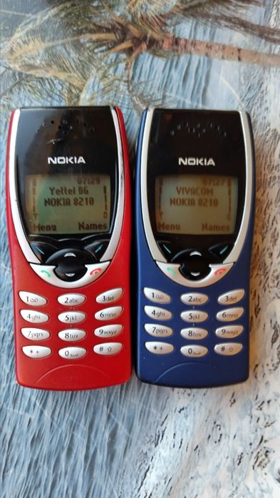 Нокия 8210 отлично запазена и перфектно работеща.