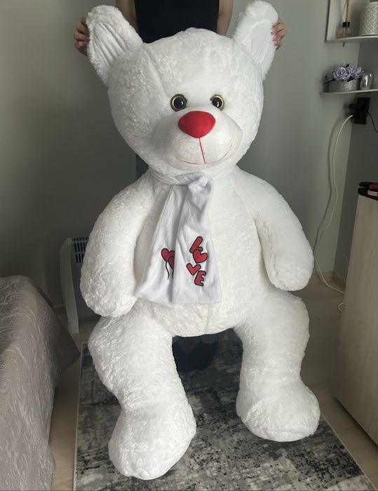 Огромна плюшена мечка