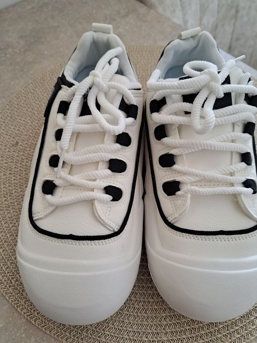 Tenesi damă  mărimea 24 cm pret  50 lei