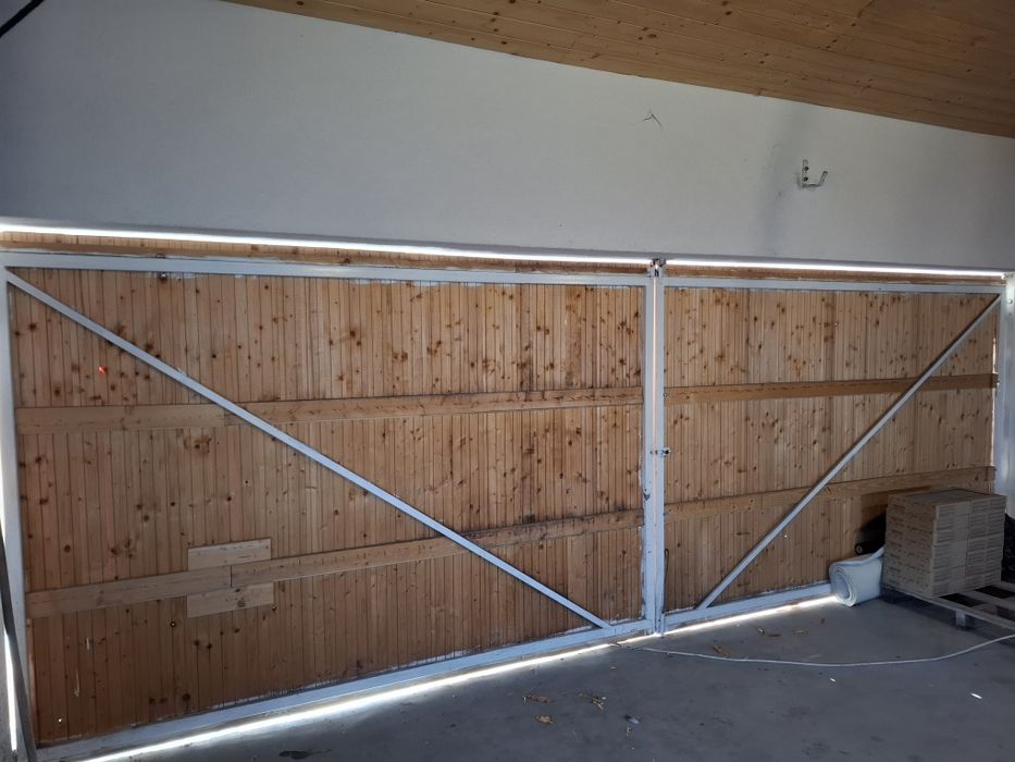 Ușă de garaj din lambriu pe schelet metalic 571 x 197