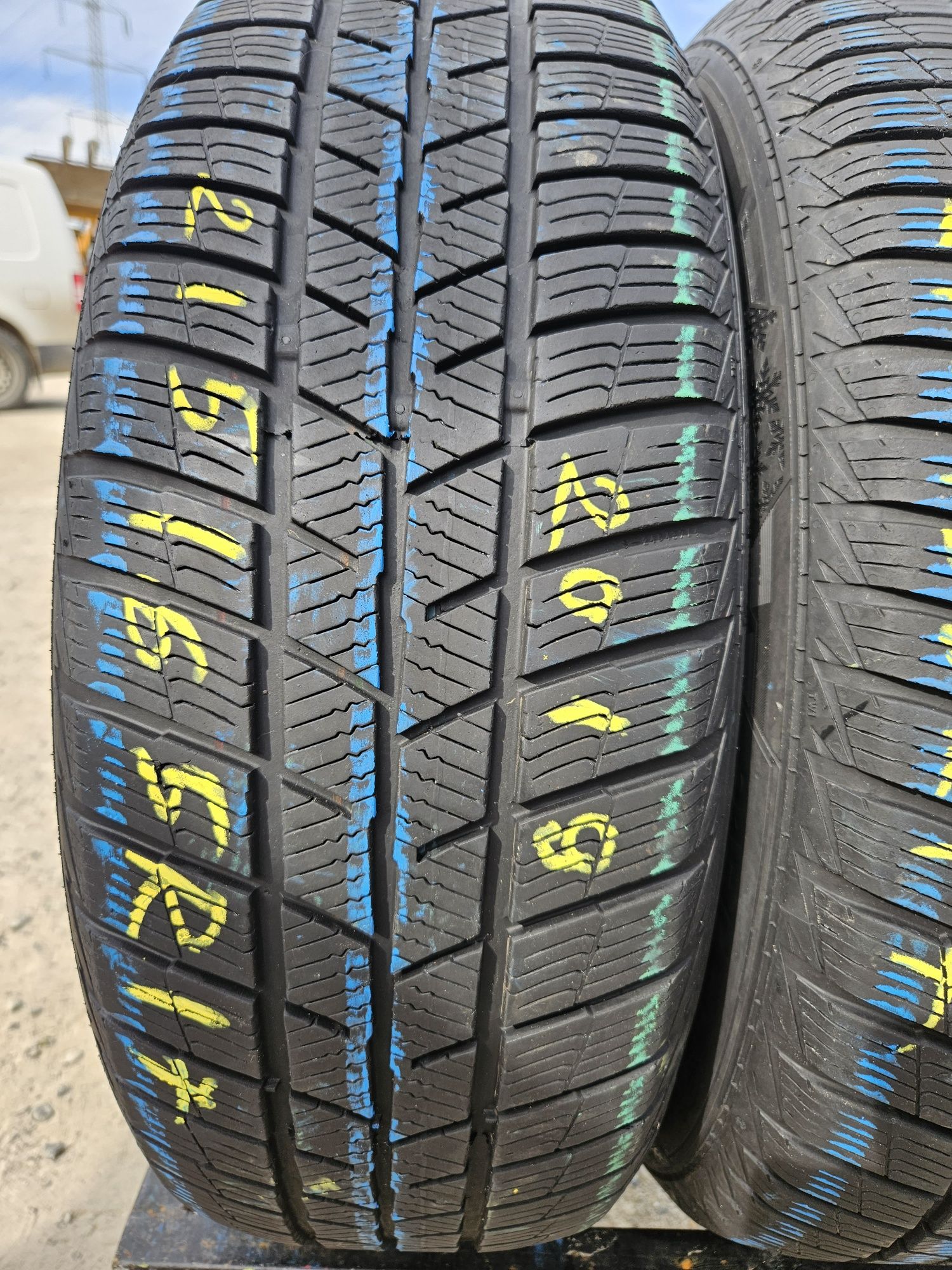 Vând anvelope iarna 215/65/17 215/65r17 BARUM