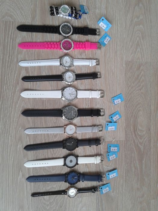 Намалени от 27лв-ХИТ Дамски ръчен часовник, с брокат