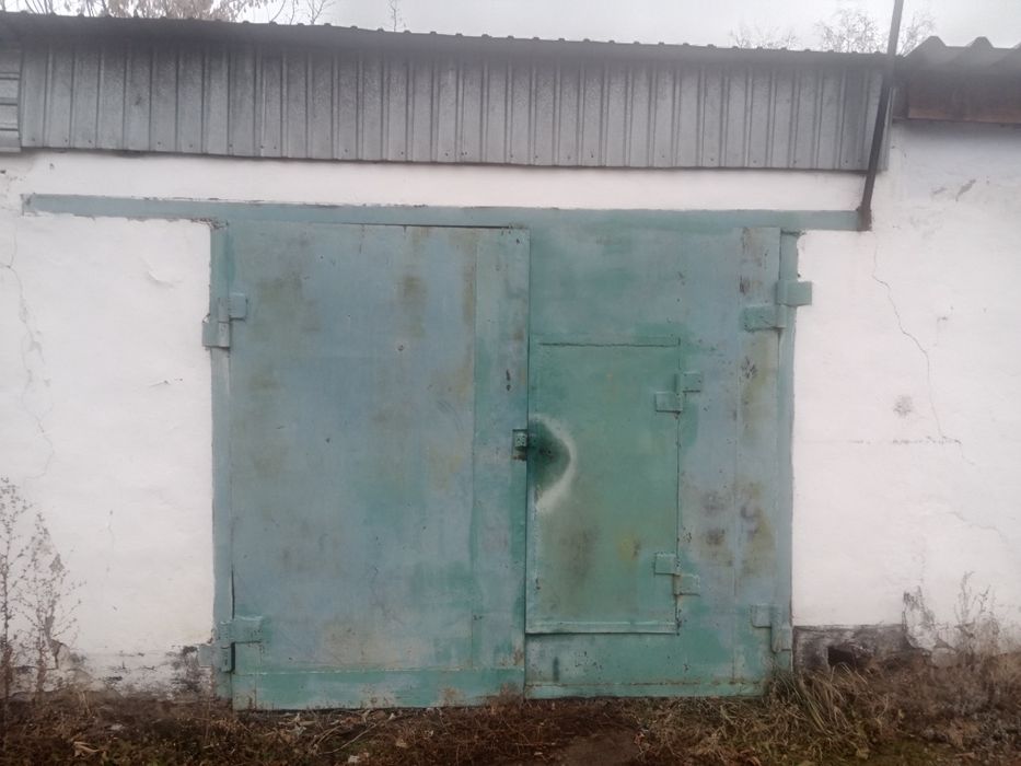 Продам капитальный гараж с баней