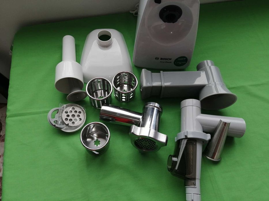 продавам месомелачка bosch mfw2517w 1500w