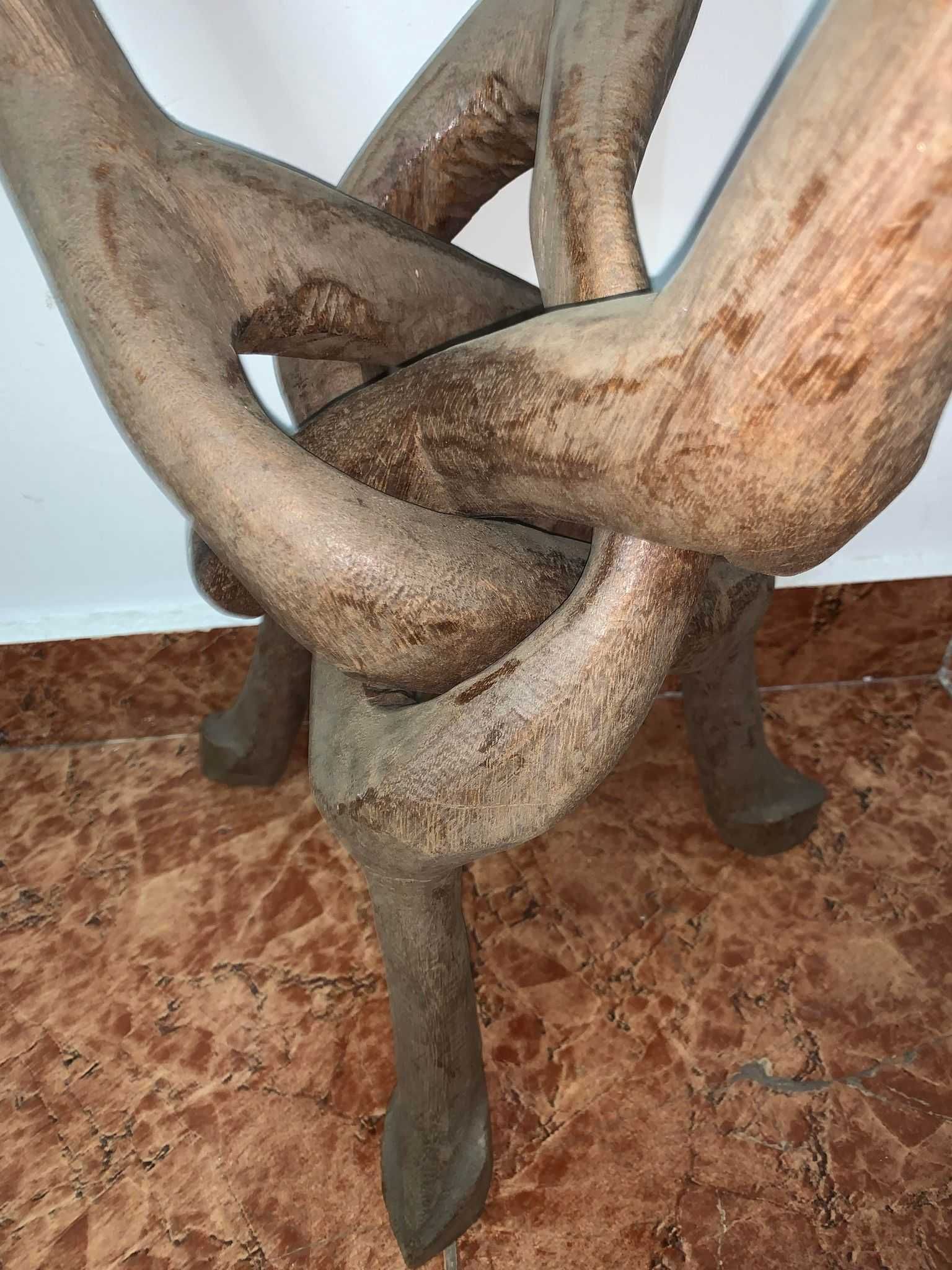 Masa cu picior sculptat din lemn inpletit