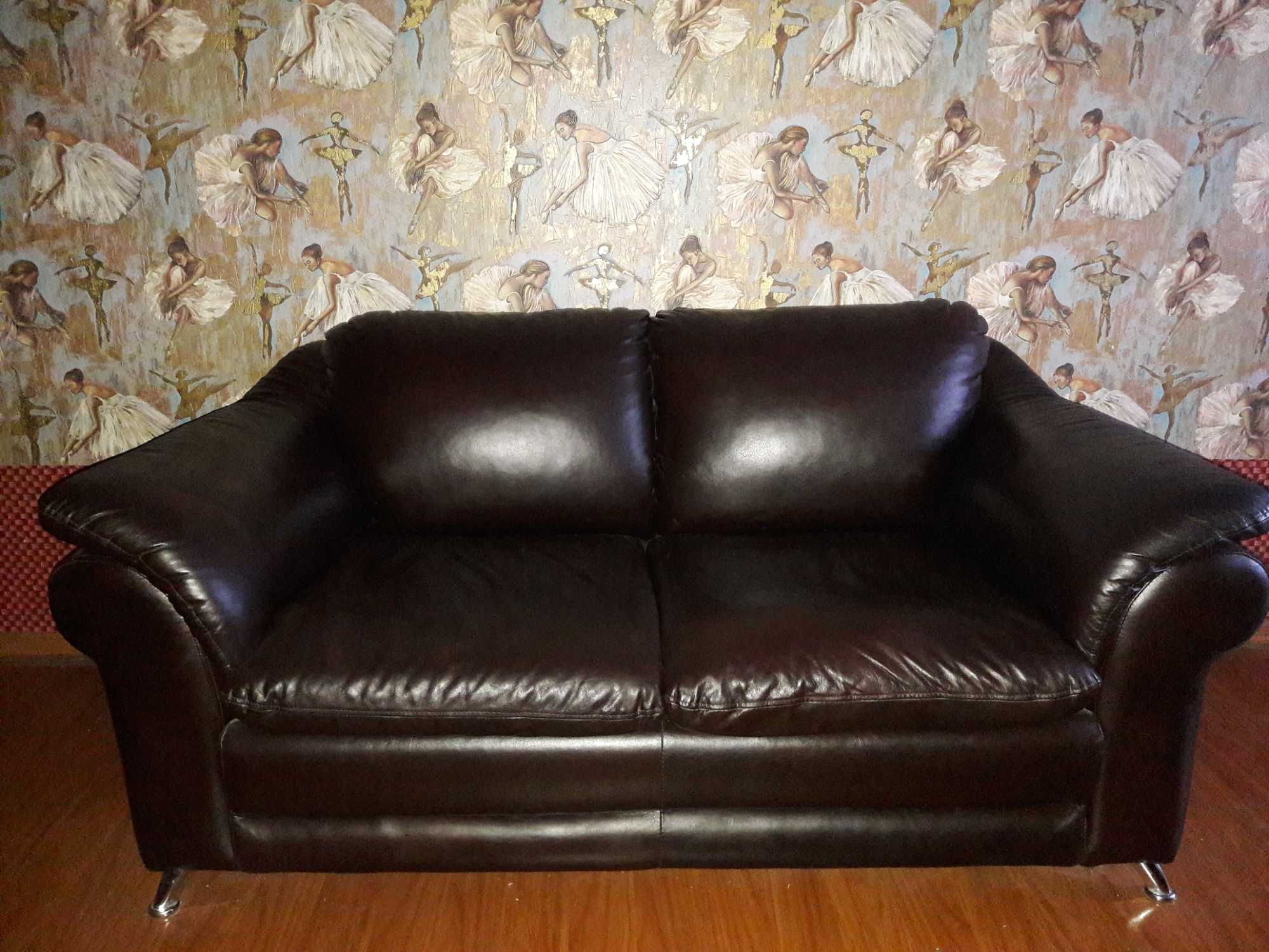 Кожаный диван с раскладным механизмом