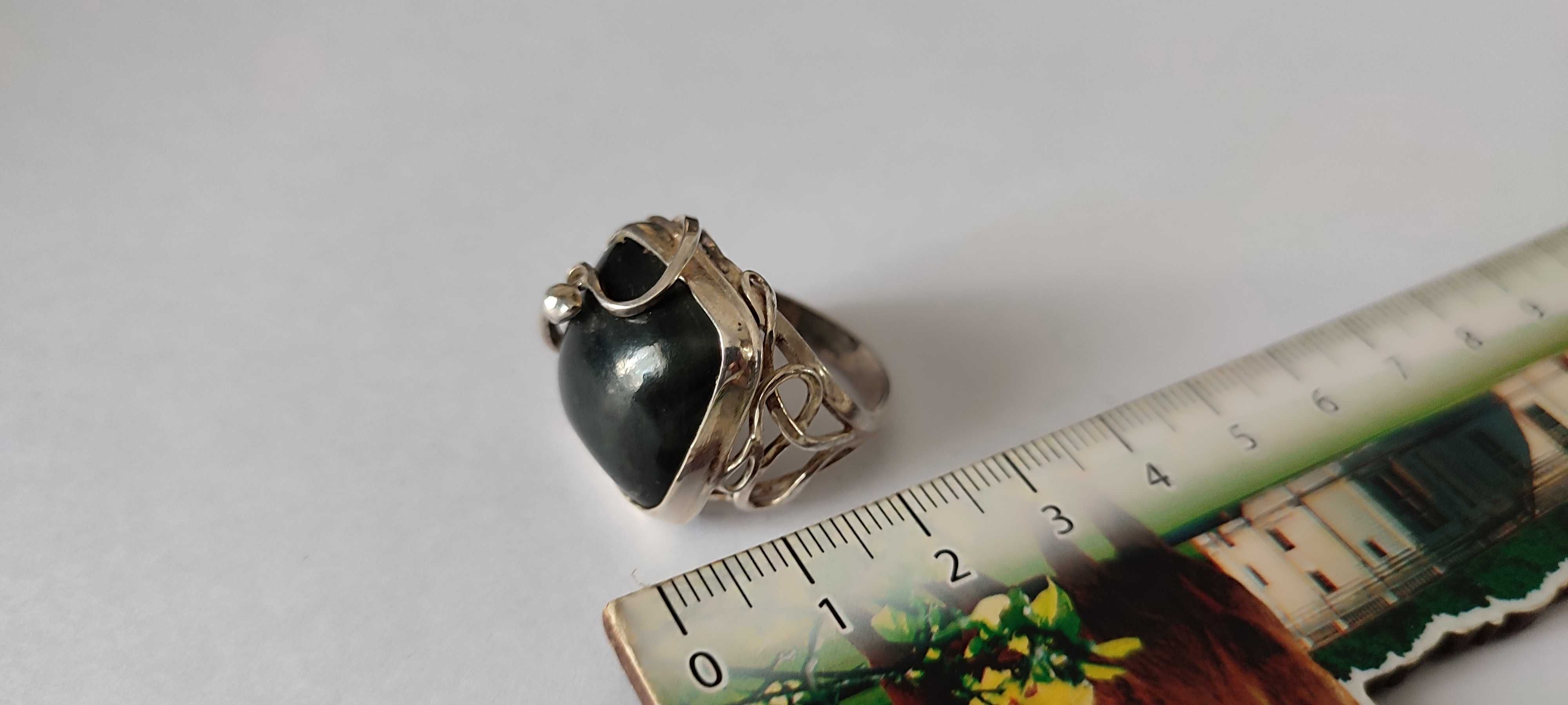 Кольцо серебряное с камнем НЕФРИТ