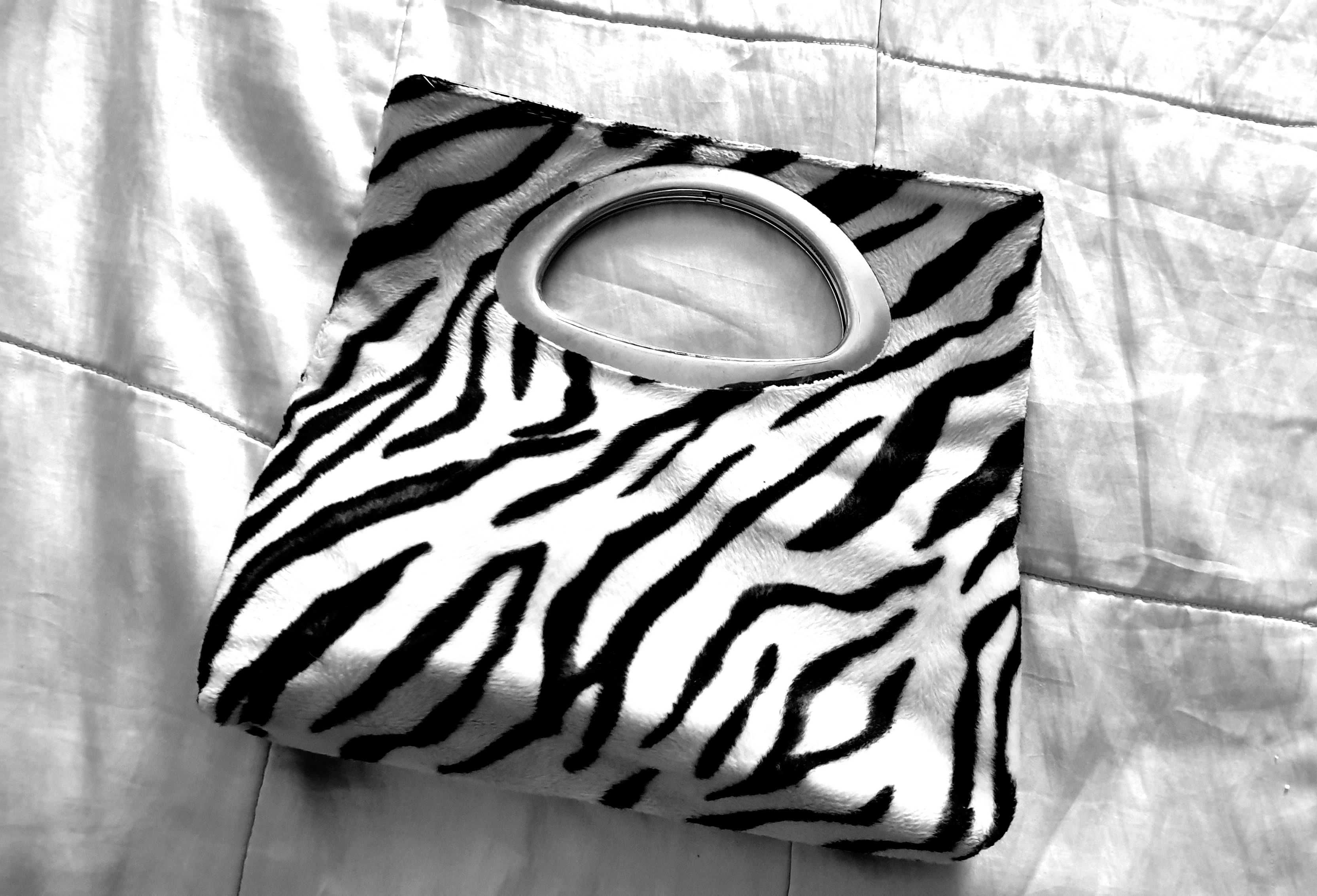 REDUCERE geanta ocazii ANIMAL PRINT, alb cu negru 25/28 cm