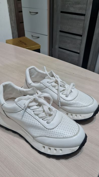 Продам обувь женскую.