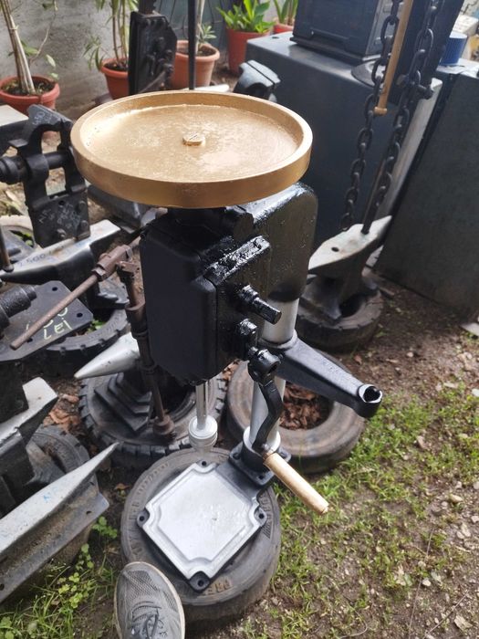 Mașină de găurit foarte veche antichitate de expunere muzeu