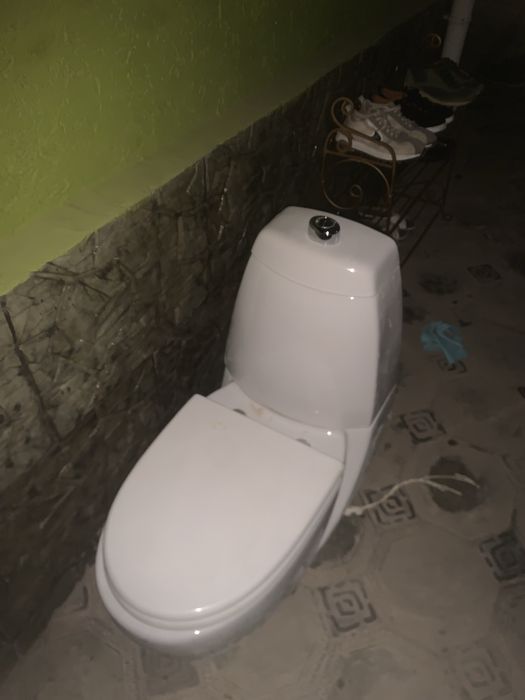 Унитаз в хорошем состояние смыв работет хорошо все работает