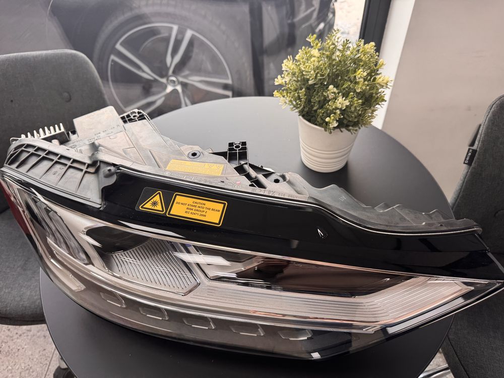 Audi A8 4N десен фар
