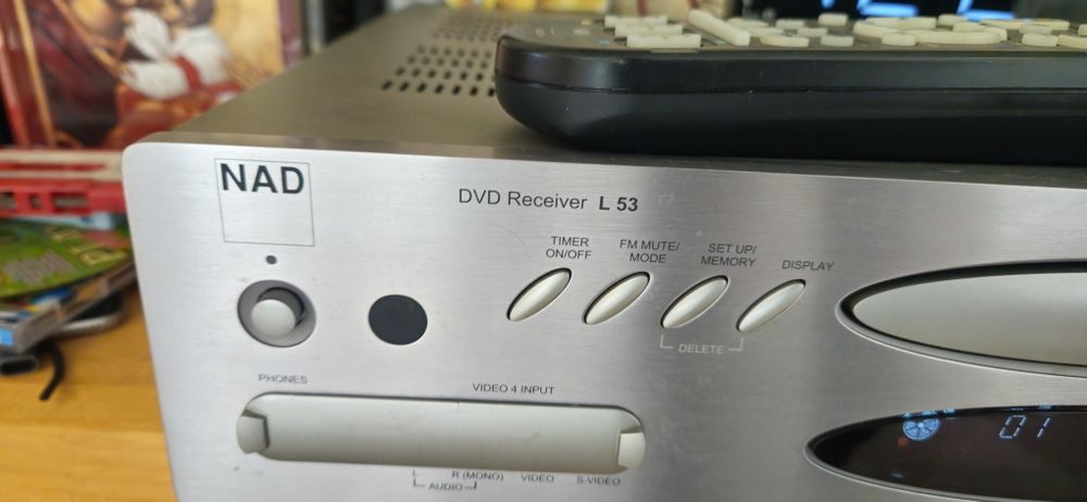 Sistem NAD L53 cu boxe și telecomandă