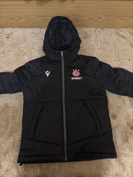 Продавам яке на ЦСКА размер М