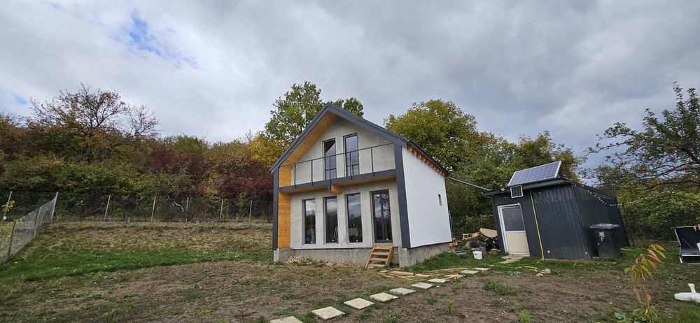 Vând teren cu cabana zona Cristian