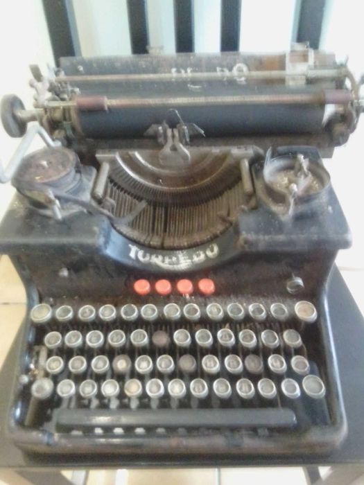 Продавам стара пишеща машина Торпедо.Нужно е да се почисти и смаже.