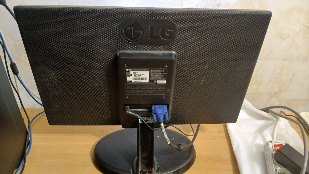 Монитор lg 19", вход vga