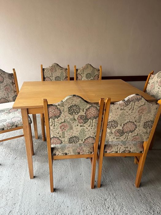 Vând 6 scaune și o masa în stare buna