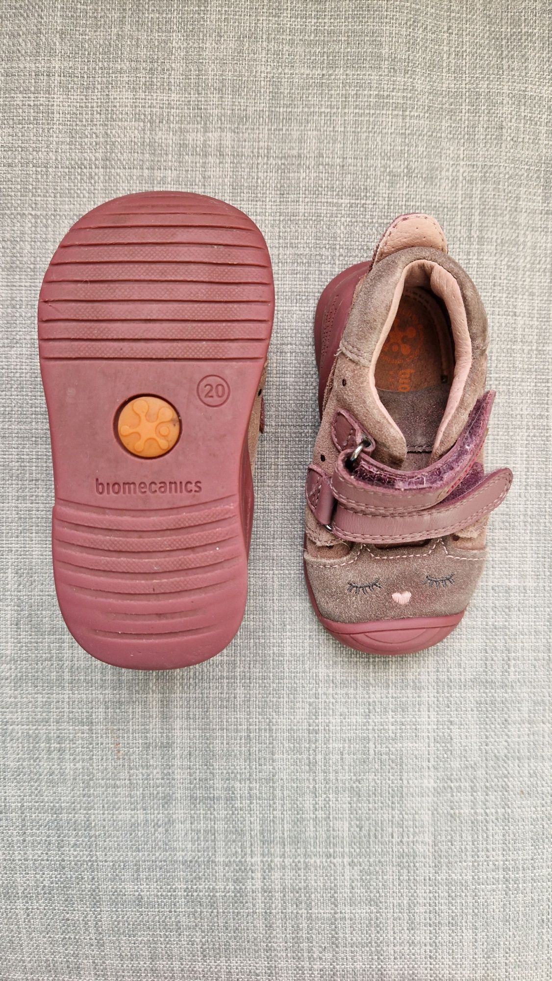 Обувки за прохождане на марката BIOMECANICS