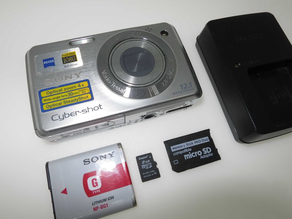 Sony Cyber-shot W220 компактен фотоапарат, комплект камера и зарядно
