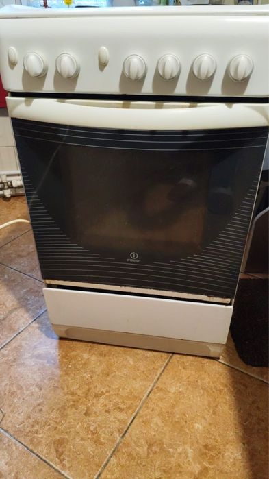 Vând Aragaz Indesit