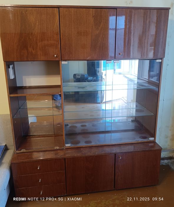 Отдам бесплатно шкаф (сервант)