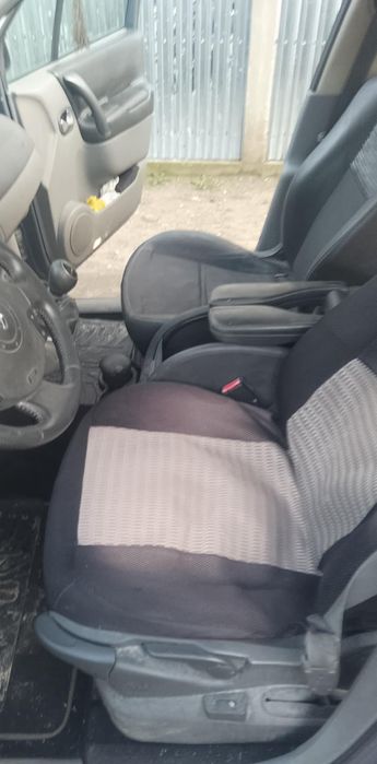 Vând reno scenic  an 2006 motor 1.9 dizel 7 locuri