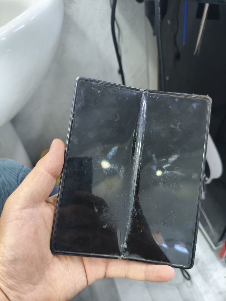 Samsung z fold 2 ichki ekran ishlamedi