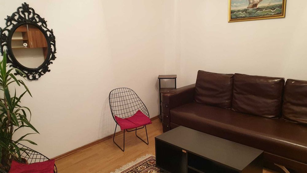 Proprietar inchiriez apartament cu 2 camere la curte, centrala proprie