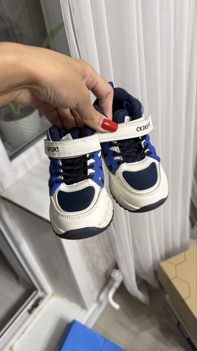 Продам кроссовки утепленные