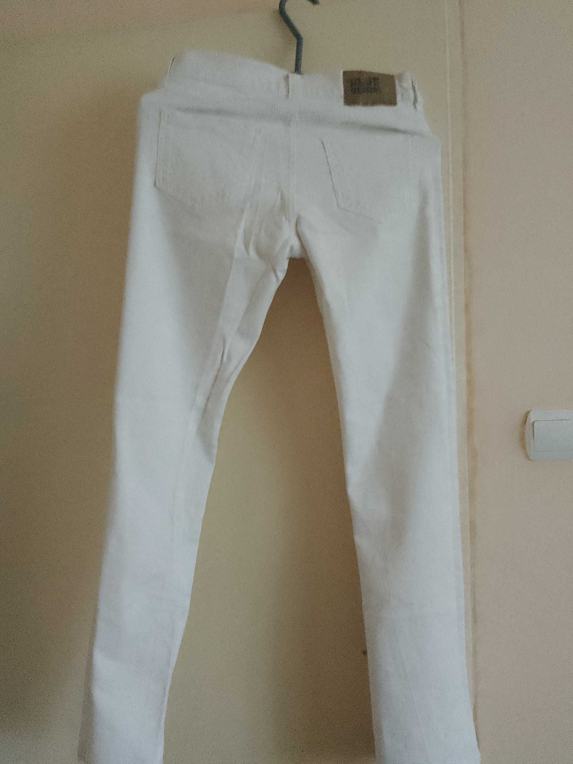 Дамски бели дънки и дамски бял панталон