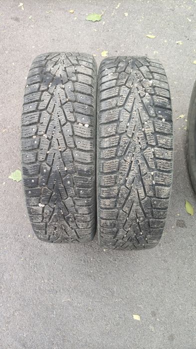 Продам шипованные шины 2 шт R15