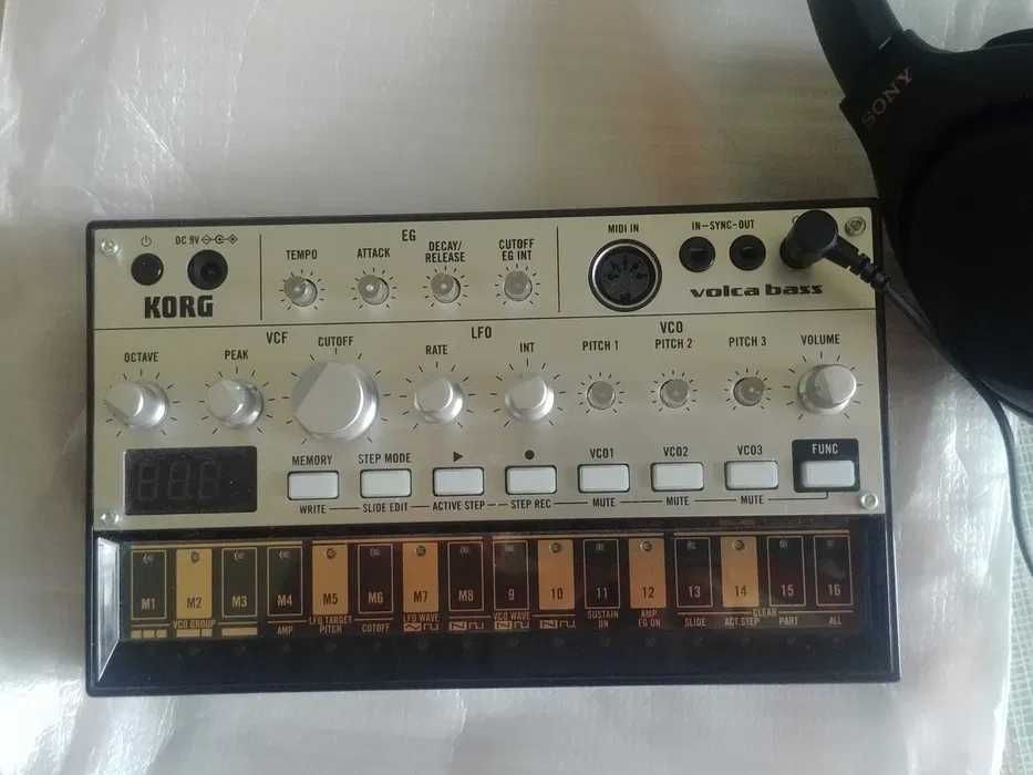 Korg Volca Bass – аналогов бас синтезатор, пълен комплект