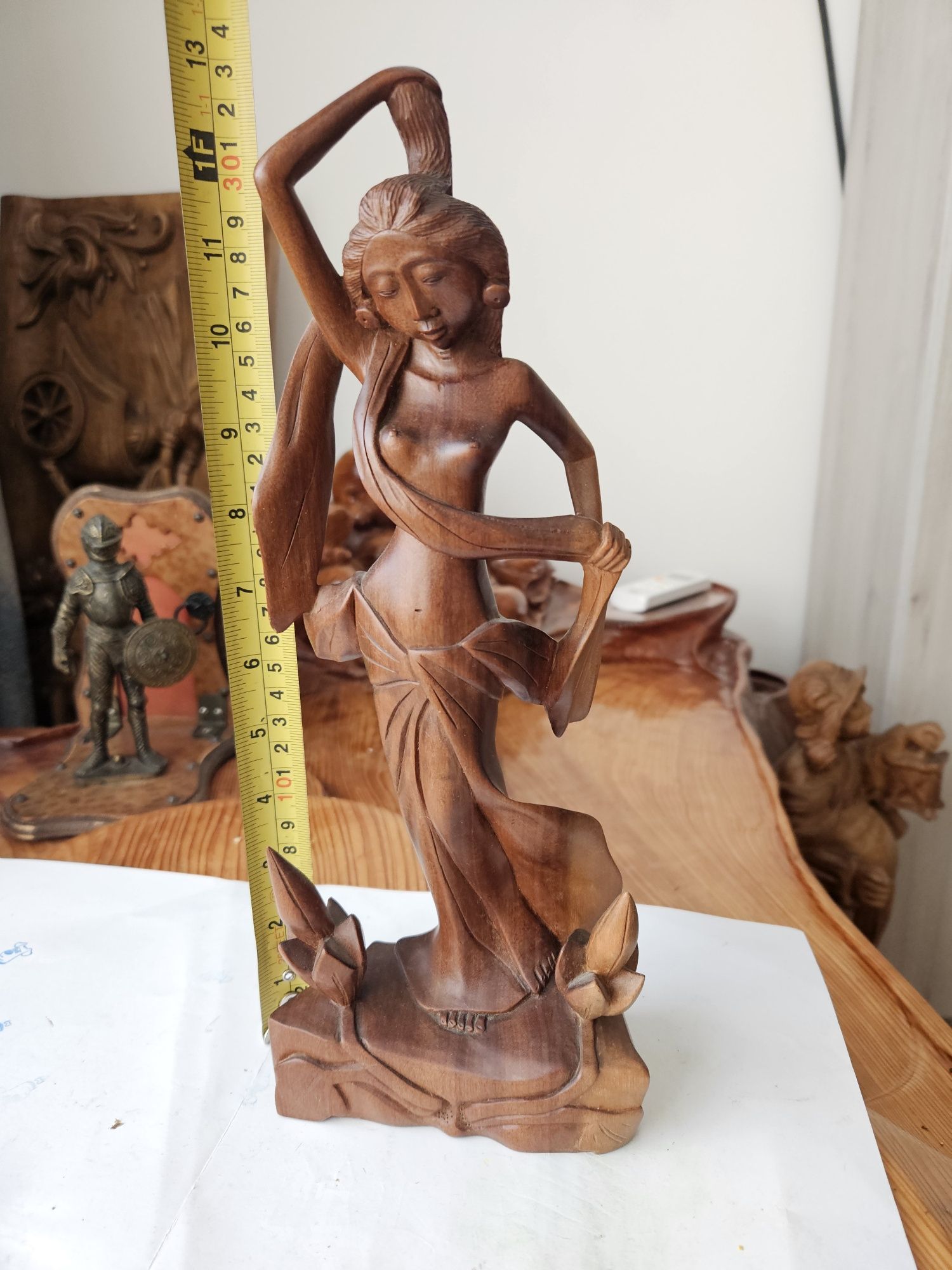 Statueta sculptată în lemn  ! Femeie asiatică