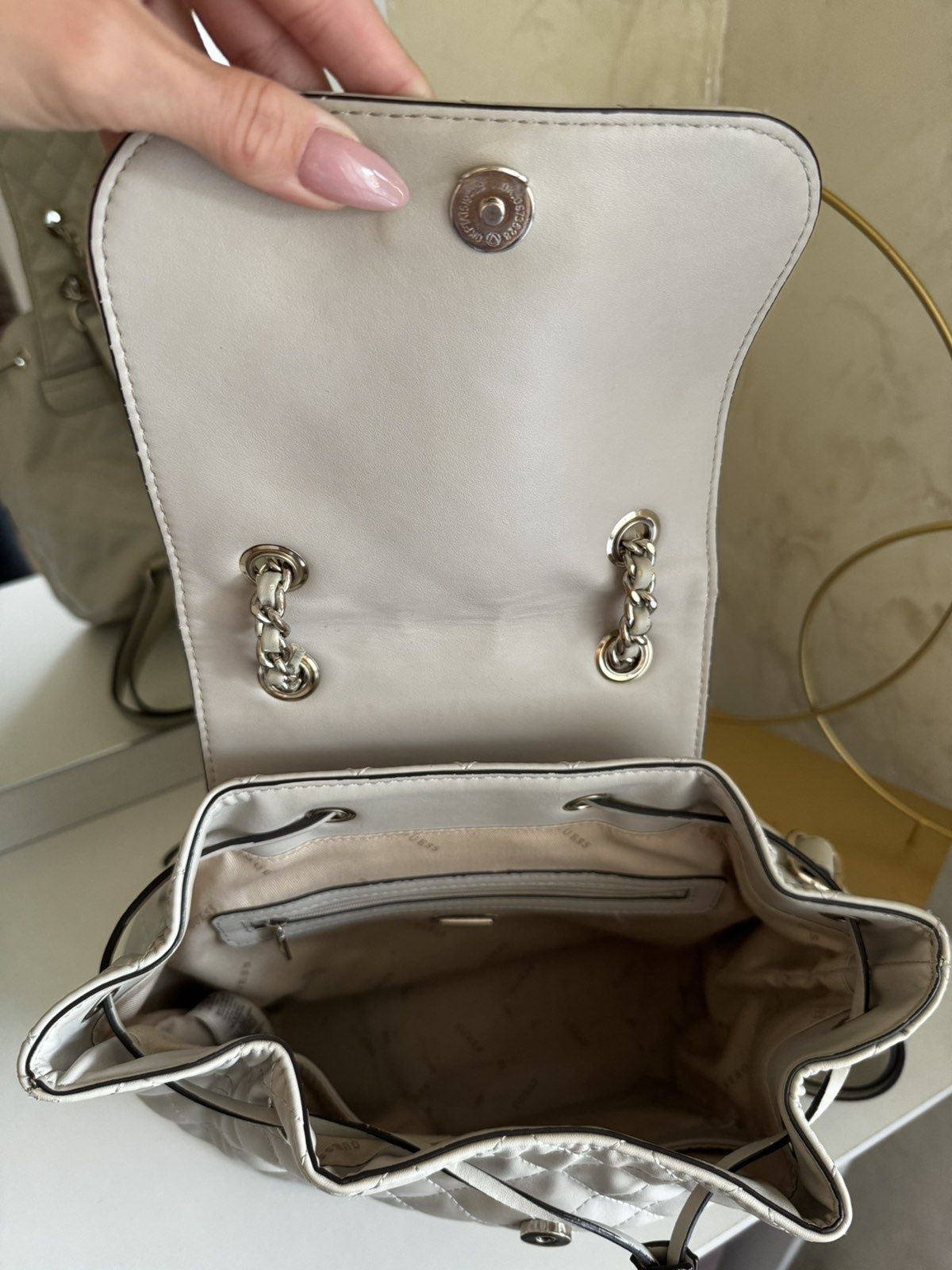Дамска раничка Guess