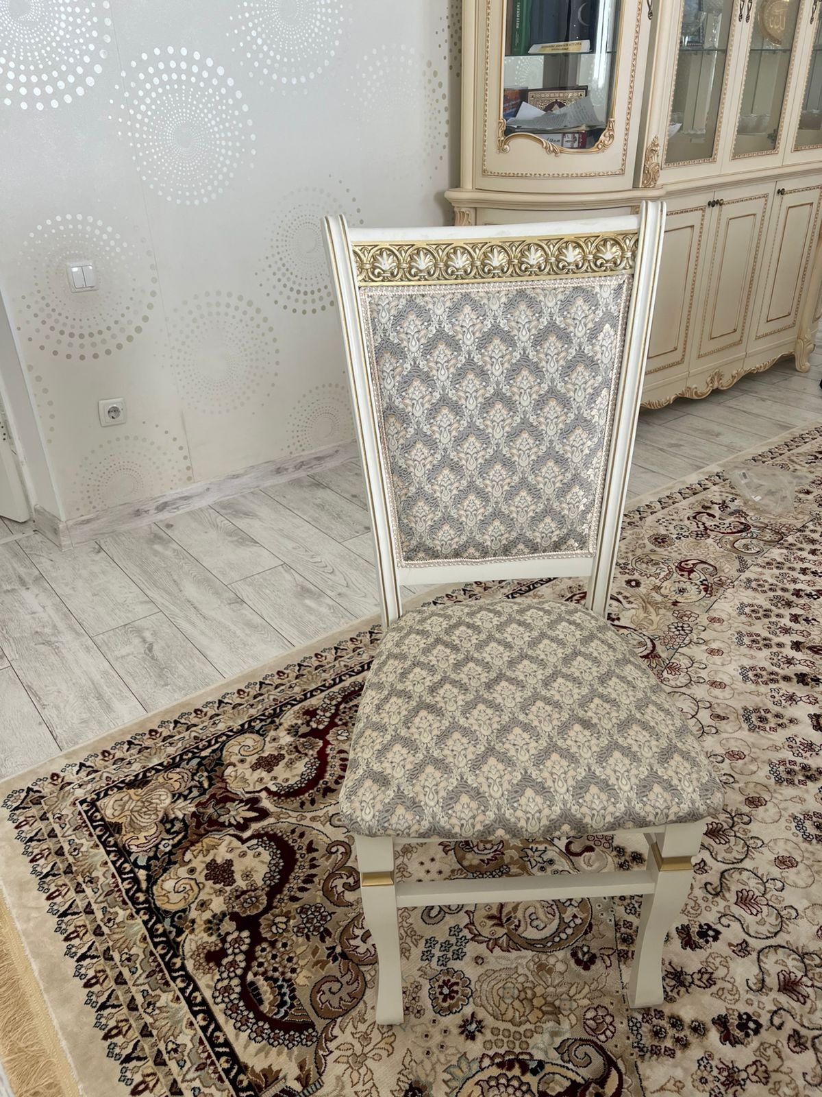 Продам стол и стулья