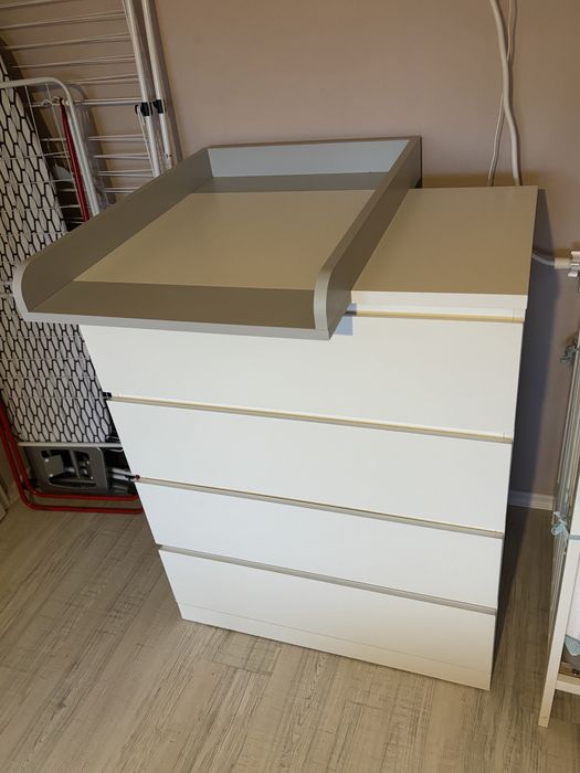 Детски скрин с маса за повиване