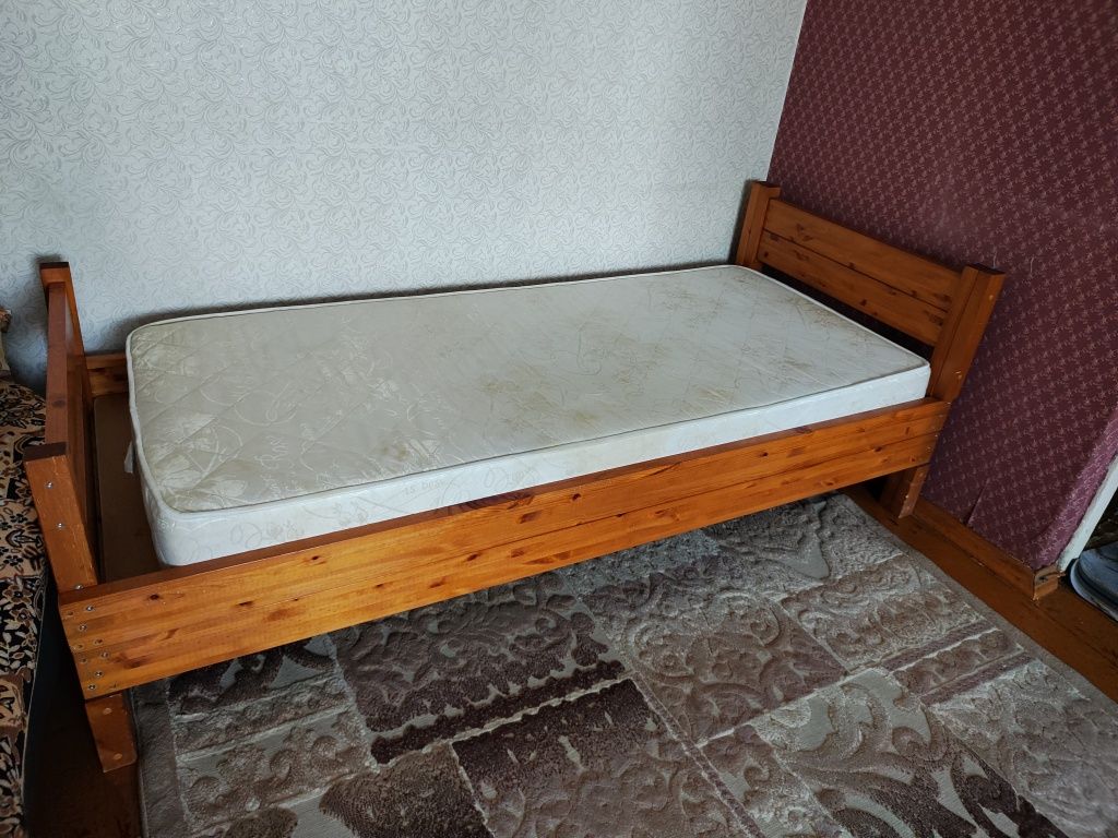 Кровать деревянная