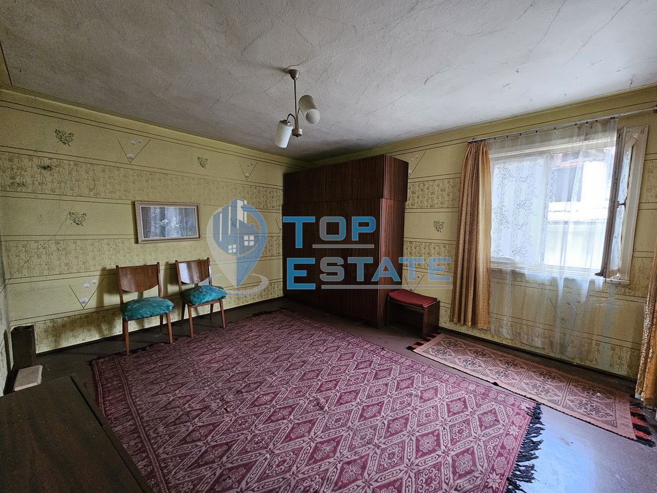 Двуетажна тухлена къща с два гаража и двор в гр. Полски Тръмбеш