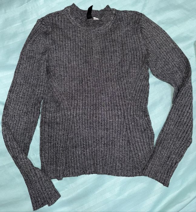 Правя разпродажба на нови и запазени дрехи.