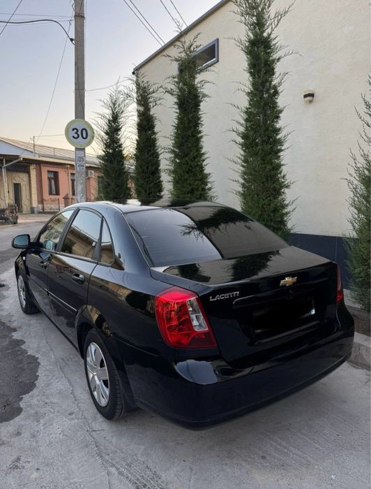 Черная Lacetti 2020