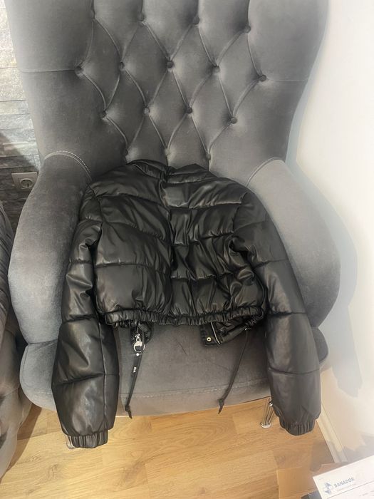 vând geacă neagră mărimea s