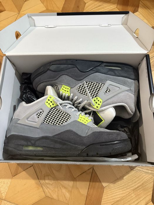 Jordan 4 Neon Volt