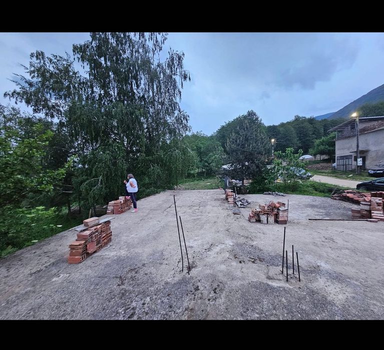 Имот състоящ се от три парцела с лицева част на пътя 100 метра