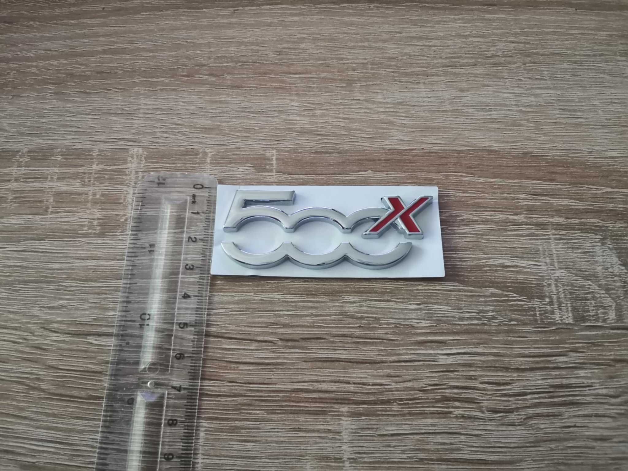 сребриста емблема Fiat 500X