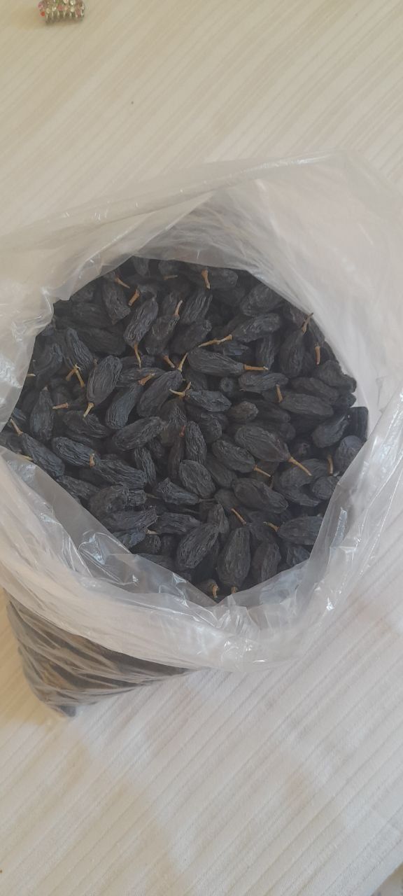 Qora kishmish mayiz sotiladi