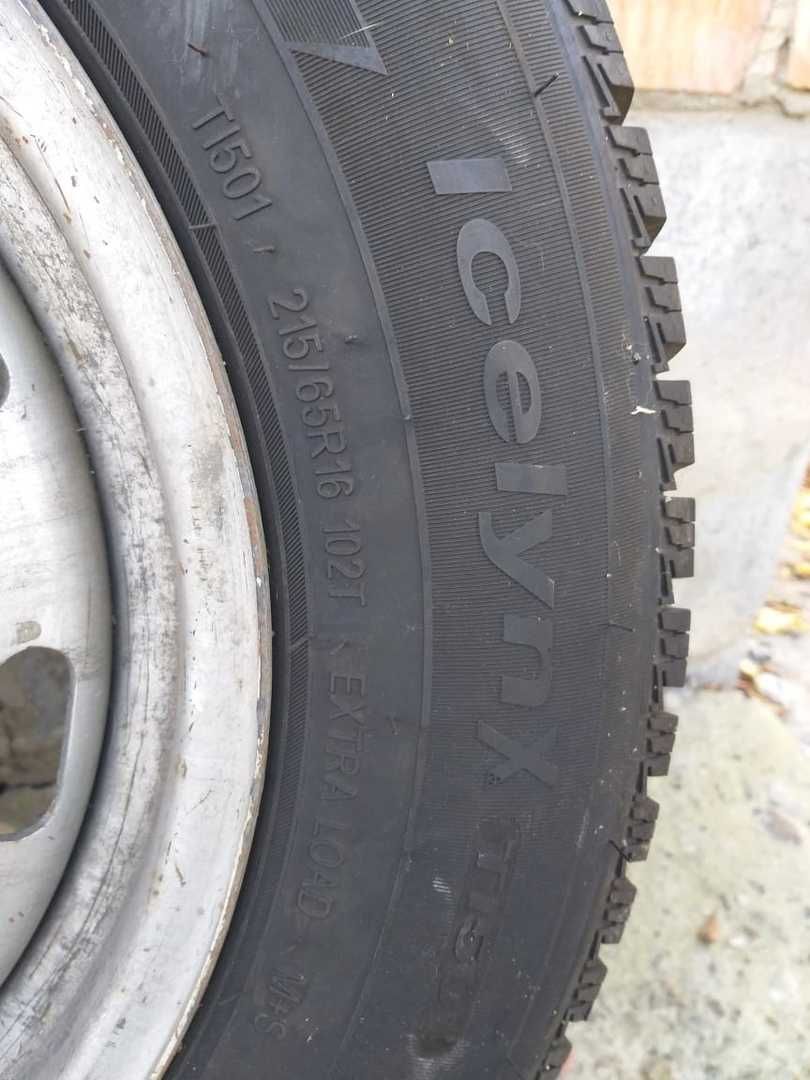 Продам зимние шины Triangle 215/65R16 с дисками!